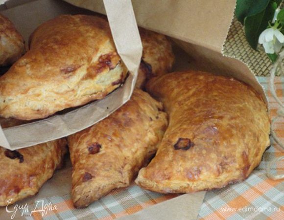 Поскольку у меня начинка из курицы, я выпекала вначале при температуре 220°С 10 минут, затем еще 30 минут при 180°С. В рецепте указывалось время соответственно на 5 и 10 минут больше на каждом этапе. Вероятно, для другого мяса. В целом выпекать надо до золотисто-коричневого цвета.
Всем солнечных, теплых и вкусных выходных!