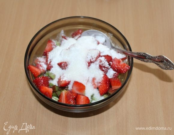 Ревень и клубнику порезать кусочками, посыпать сахаром и крахмалом, корицей, перемешать.