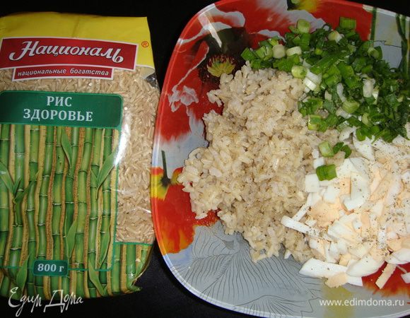 Для начинки отварить рис Здоровье ТМ «Националь» (или другой) согласно инструкции на упаковке и остудить. Яйца отварить до готовности и нарезать.  Зеленый лук помыть и мелко нарезать. Все ингредиенты смешать, поперчить и посолить по вкусу.