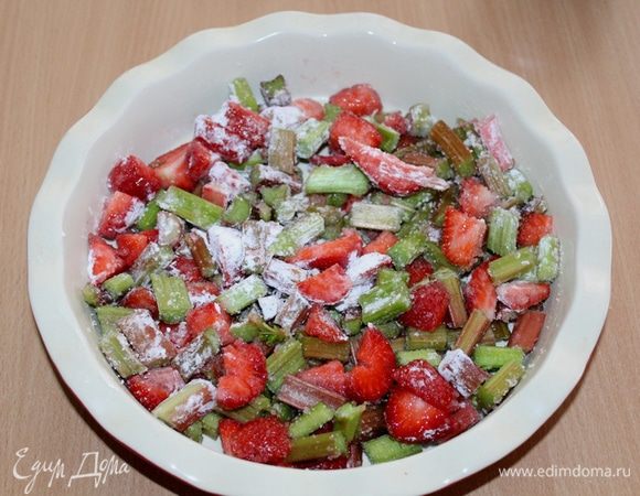 Выложить начинку в смазанную сливочным маслом форму.