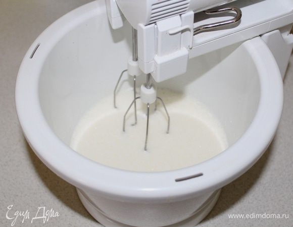 Сахар взбить с яйцами.