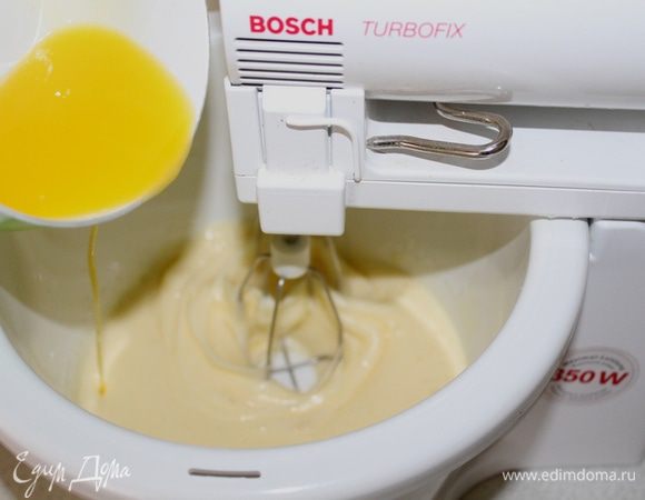 Добавить растопленное сливочное масло, перемешать.