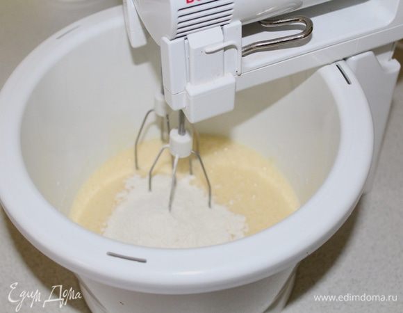 Добавляем муку с разрыхлителем.