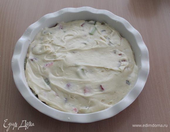 Выкладываем тесто на начинку и отправляем в разогретую духовку 180-190°С.