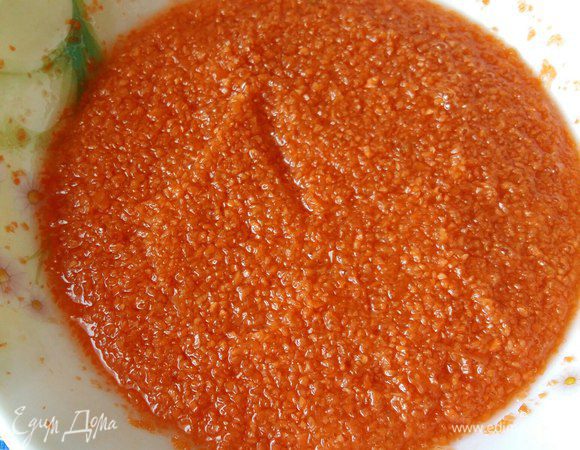 Утром достаем из холодильника нашу смесь. Морковь пустила сок.