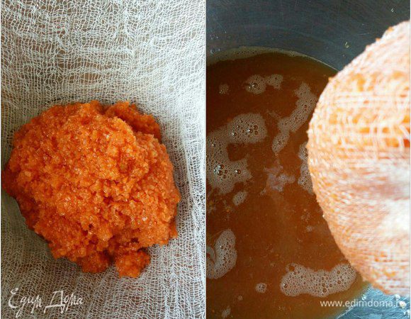 Берем марлю и порциями выкладываем морковь. Отжимаем сок в чашку.