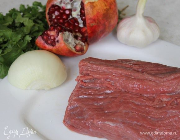 В моем варианте абхазура используется филейный край говядины, но, чтобы блюдо получилось сочным, желательно использовать мясо пожирнее. Конечно, проще перемолоть мясо через крупную решетку мясорубки, но настоятельно рекомендую этого не делать, только острый нож и ваши руки способны сделать это блюдо божественно вкусным.
