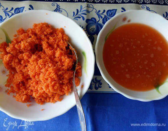 Сока получилось практически столько, сколько у нас моркови. Сок можно разбавить водой и выпить, очень вкусно. Можно сделать коктейль.