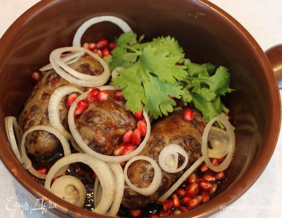 Подается абхазура с пылу с жару в кеци (можно и на теплом глиняном блюде) с зернами грана, кольцами лука и ароматной зеленью. 