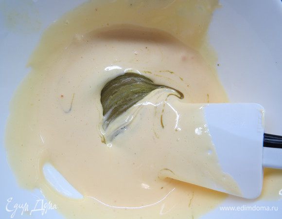Фисташковую пасту смешать с 10 г яичного белка. Порциями добавить фисташковую пасту к желтковой массе. 