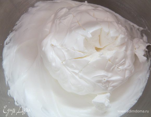 Белки от двух яиц взбить до крепкой пены, постепенно всыпать оставшийся сахар (30 г) и взбить до жестких пиков.