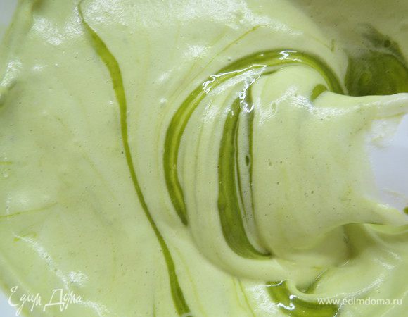 Аккуратно при помощи спатулы подмешать взбитые белки в желтковую массу.