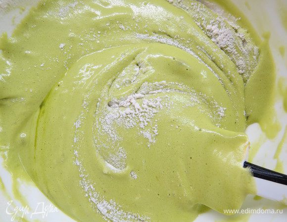 Небольшими порциями ввести просеянную муку.