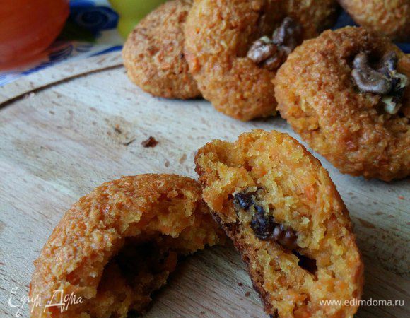 Внутри печенье мягкое, пористое и с сюрпризом в виде грецкого орешка. Вкус моркови совсем не ощущается.