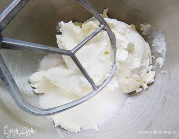 Готовим фисташковый чизкейк. В чашу миксера складываем сливочный сыр и сахар, перемешиваем до однородности.