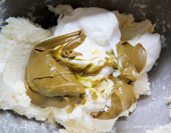 Добавляем сметану и фисташковую пасту и снова перемешиваем на небольшой скорости до однородности.