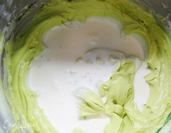 Вливаем сливки, опять перемешиваем.