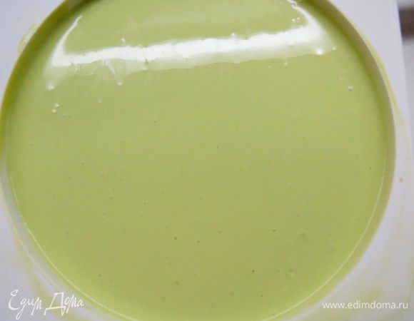 Выливаем творожную массу в форму (у меня силиконовая 18 см), я дополнительно равномерно распределила в творожной массе ягоды малины. Выпекать при температуре 95°С 2,5-3,5 часа. Первые два часа духовку лучше не открывать, когда чизкейк перестанет дрожать либо будет дрожать только небольшой участок в центре, выключаем духовку и оставляем чизкейк до полного остывания.
Для удобства последующей сборки чизкейк можно заморозить.
