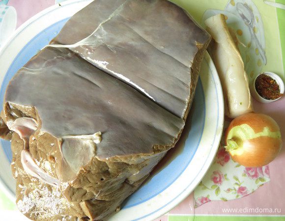 Подготовим печень, сало, специи и лук. 
Печень содержит полноценные белки, минералы, в основном белке, железопротеиде, содержится 15% железа, необходимого для синтеза гемоглобина, употребление печени назначают при анемии, как профилактику тромбоза, кроме того, печень низкокалорийна.