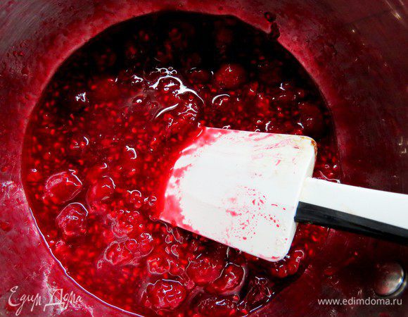 Делаем малиновое конфи. В сотейник кладем малину и сахар. На среднем огне нагреваем малину до растворения сахара.