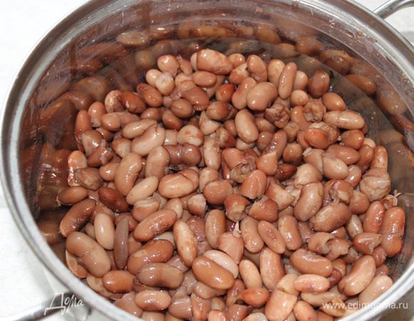 Заблаговременно залейте фасоль холодной водой и оставьте на ночь. Слейте воду, налейте свежей воды и варите фасоль на медленном огне до готовности. Фасоль можно сварить заранее и оставить в холодильнике до момента приготовления супа.