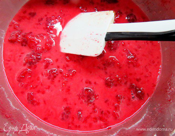 В небольшом количестве воды разводим до однородности кукурузный крахмал и тонкой струйкой вливаем в малину при постоянном помешивании.