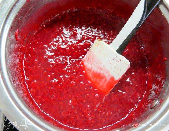Увариваем малиновое конфи до нужной густоты, снимаем с плиты и даем остыть. В процессе застывания конфи еще больше загустеет.