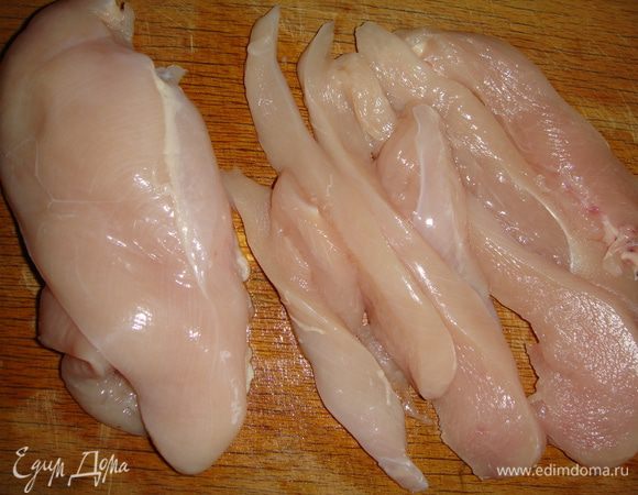 Куриное филе промыть, обсушить бумажным полотенцем и нарезать длинными полосками.