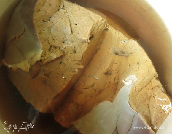 Промываем печень и вымачиваем несколько часов в воде, периодически меняя воду.