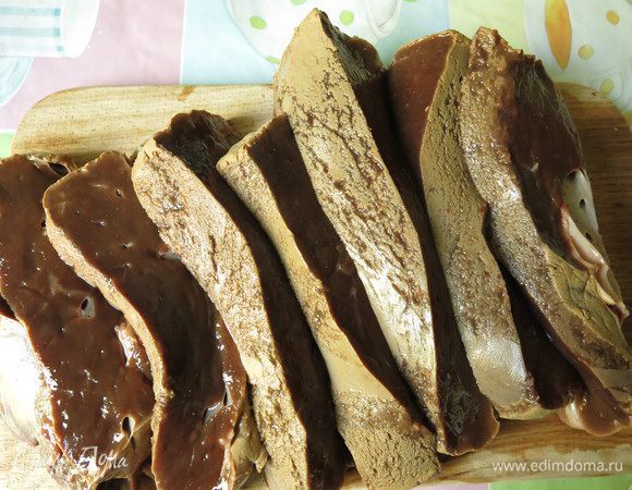 Нарезаем печень кусочками. Тонкие могут потерять сочность, толщина чуть меньше двух пальцев.