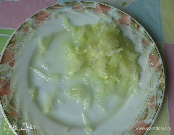 Натираем на терке лук.