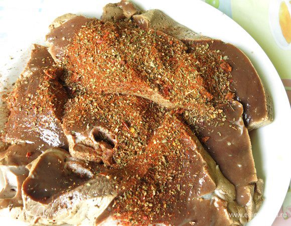 Посыпаем печень специями. В этот раз халтурила, готовила не дома, использовала готовую смесь: майоран, чабер, базилик, паприка, чеснок, мускатый орех, кориандр, черный перец, острый красный перец, томат. Солим.