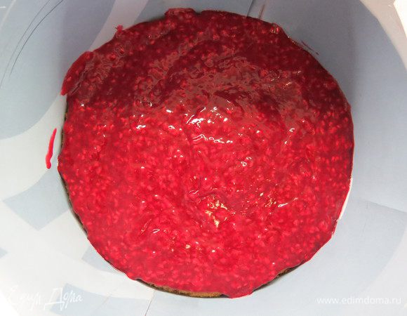 На бисквит выкладываем остывшее малиновое конфи.