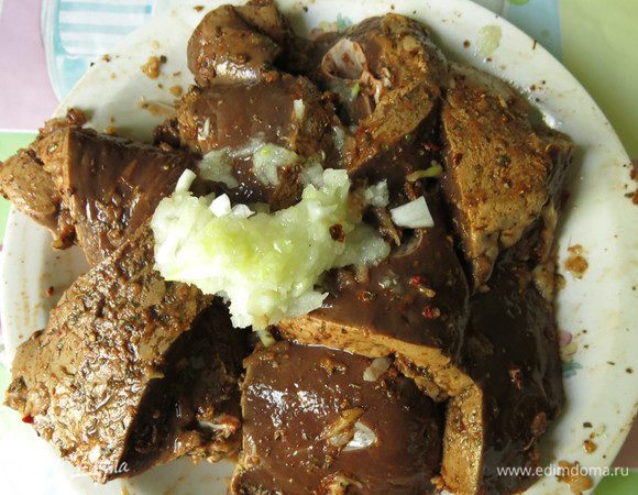 Кладем лук вместе с образовавшимся соком.