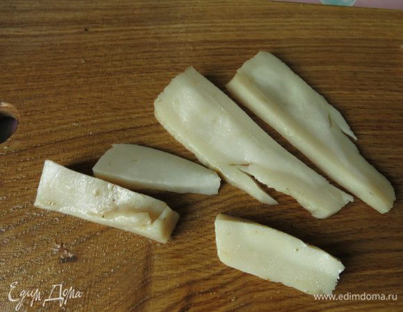 Нарезаем тонкими полосками сало. Длина полосок от 4-5 см и по размеру кусочков печени. Можно подрезать кусочки сала по мере нанизывания печени, так будет меньше отходов.