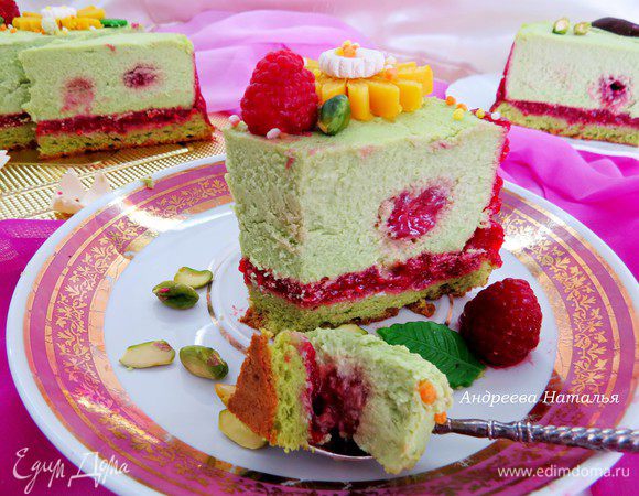 Посмотрите, какой нежной текстуры получается этот чизкейк, на срезе хорошо видно.