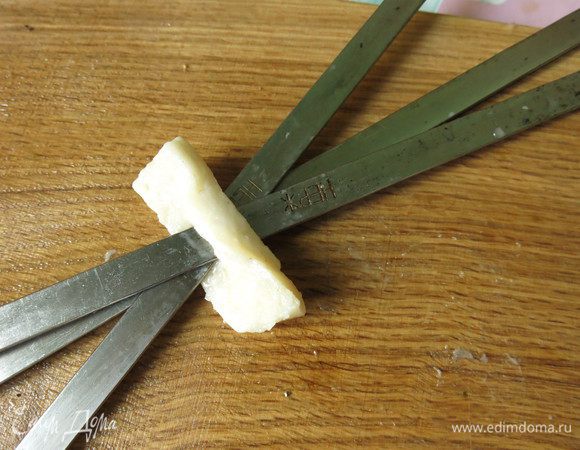 Надеваем маленький кусочек сала на три шампура.