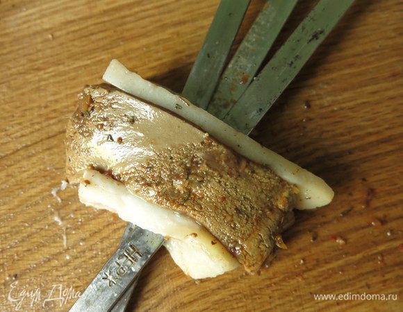 Повторяем слои — сало, печень, увеличивая размер.