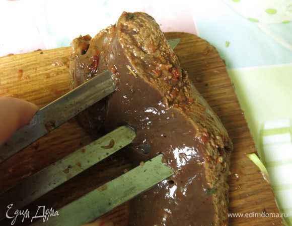 По мере нанизывания пальцы-шампуры растопыриваются, надевая продукты, чуть соединяем шампуры, ориентируясь на размер трапеции из печени и сала.