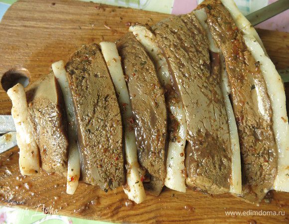 Нанизанный шашлык формируем, уплотняем и расправляем при необходимости. 
Для мяса есть вариант с ребрышками или полосками мяса, сперва формируется трапеция, потом надеваются шампуры.