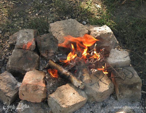Разжигаем костер и готовим угли.