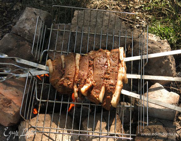 Кладем шашлык на решетку для подстраховки, томим 12-15 минут с каждой стороны. Сало плавится, капает на угли, костер может вспыхнуть, лучше чуть поднять шашлык, чтобы он не сгорел, регулировать время приготовления.