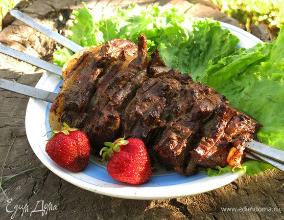 Подать можно с ягодками клубники, сочетание интересное, как-то опробовала его в салатах. 