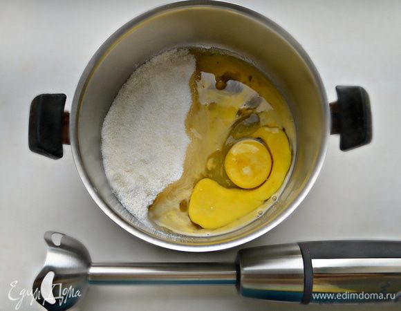 В кастрюле с помощью миксера (блендера) взбить яйца вместе с сахаром, туда же добавьте пару щепоток соли.