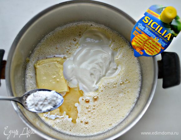 Затем введите сливочное (комнатной температуры) и растительное масло, сметану и соду. Перемешайте.