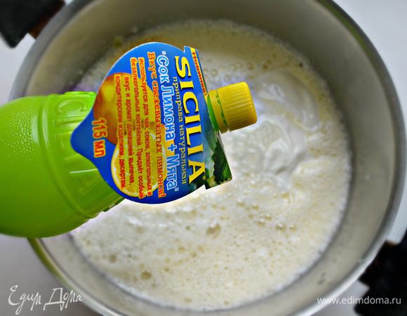 Влейте в смесь сок лимона с мятой и перемешайте.