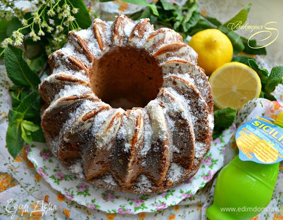 Готовый кекс выньте из духовки и остудите на решетке. 1 ст. л. лимонного сока с мятой смешайте с 2 ст. л. сахарной пудры, немного прогрейте и смажьте с помощью кисточки кекс. Затем посыпьте оставшейся пудрой кекс и подавайте к столу.