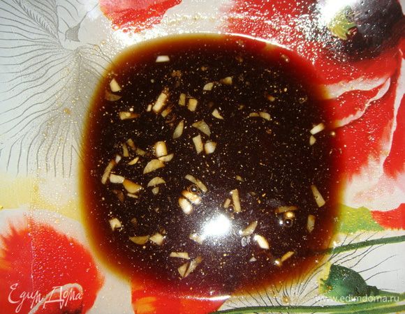 Смешать соевый соус, мед, мелко нарезанный чеснок и имбирь.