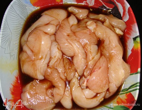 Выложить кусочки филе в маринад и оставить на 1 час.