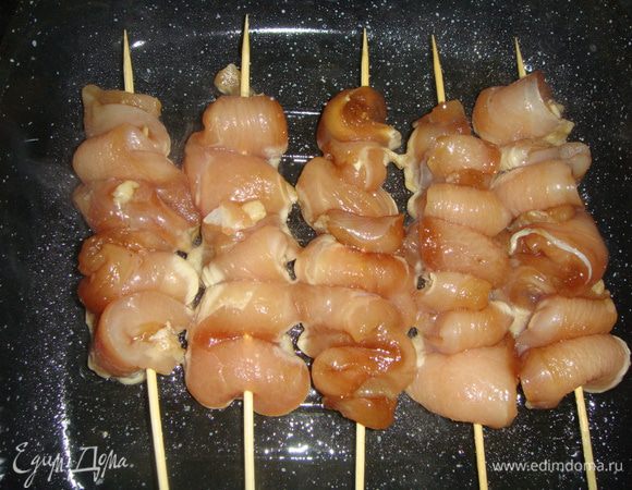 Сковороду-гриль нагреть, влить подсолнечное масло и выложить шашлычок. Жарить на сильном огне по 1 минуте с четырех сторон.